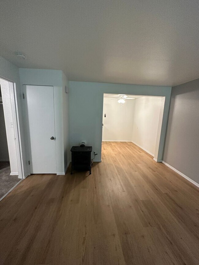 Building Photo - Beautiful and cozy updated one bedroom apa...
