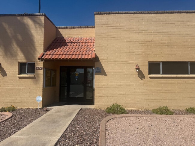 Building Photo - 520 S Greenfield Rd