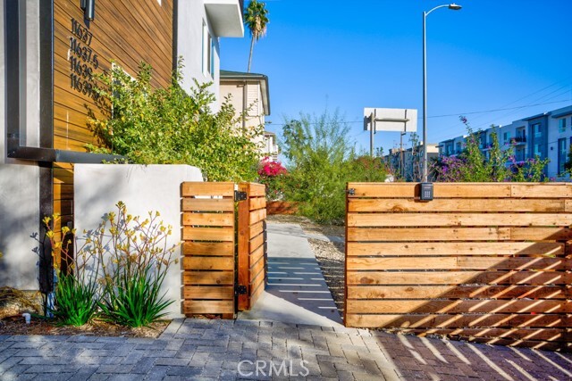 Building Photo - 11639 Burbank Blvd