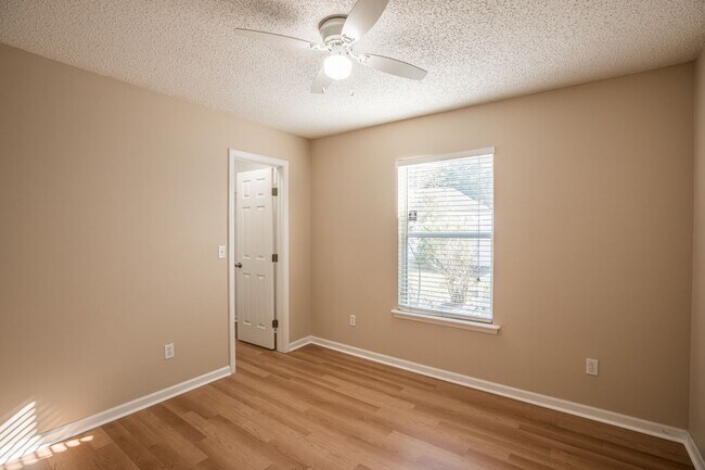 Building Photo - HIllcrest