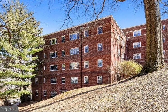 Building Photo - 1320 Fort Myer Dr