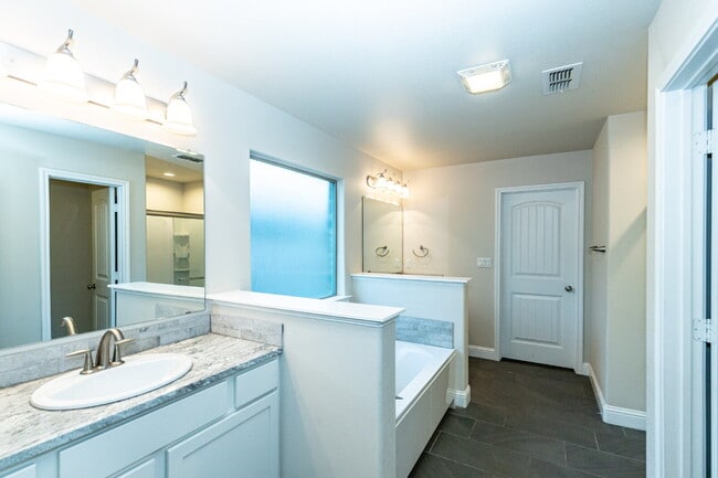 Building Photo - Beautiful & Spacious four bedroom in Bell Farms