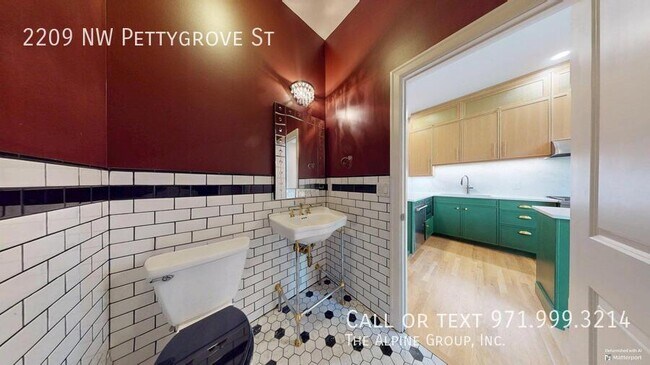 Building Photo - 2209 NW Pettygrove St