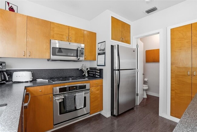 Building Photo - 106 Fareham Pl N