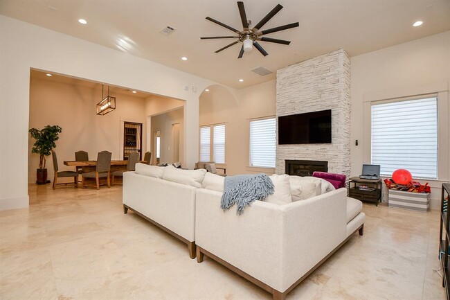 Building Photo - 3203 Blue Bonnet Blvd