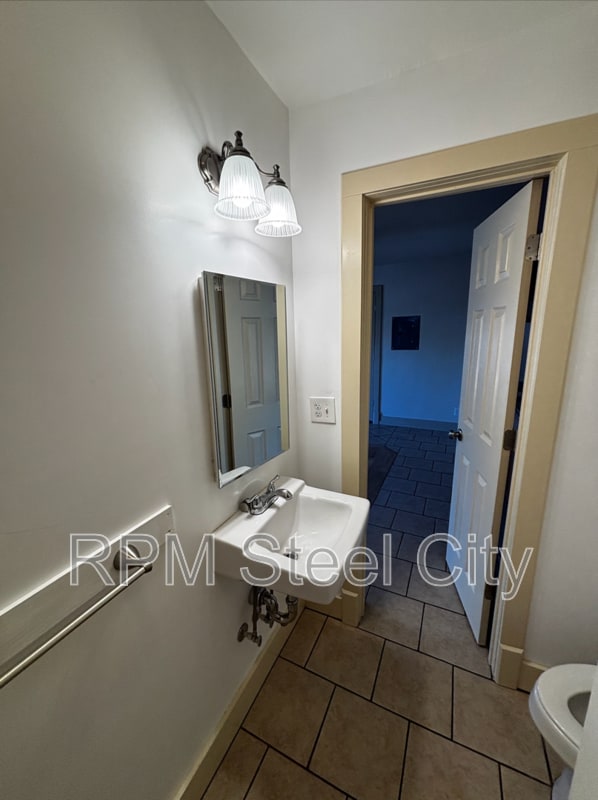 Building Photo - 902 W 11th St