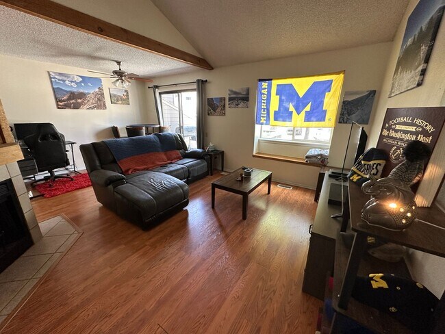 Building Photo - Spacious 2 Bed / 2 Bath Townhome with Garage