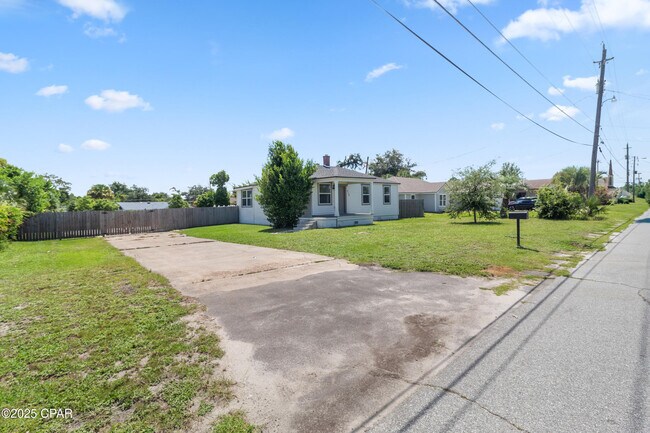 Building Photo - 310 N Bonita Ave