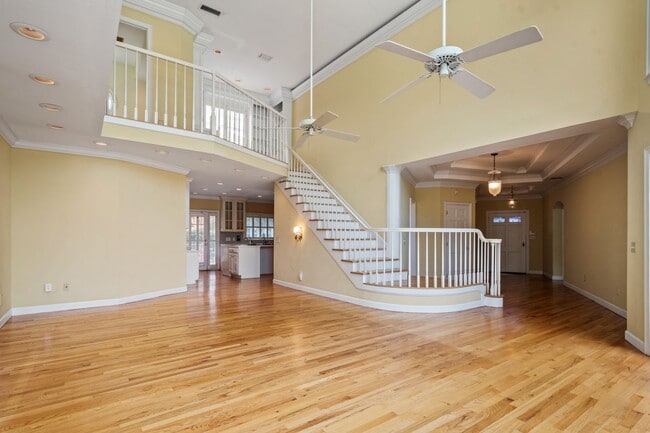 Building Photo - Winter Park Pool Home on half acre lot, st...