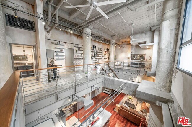 Building Photo - 330 W 11th St