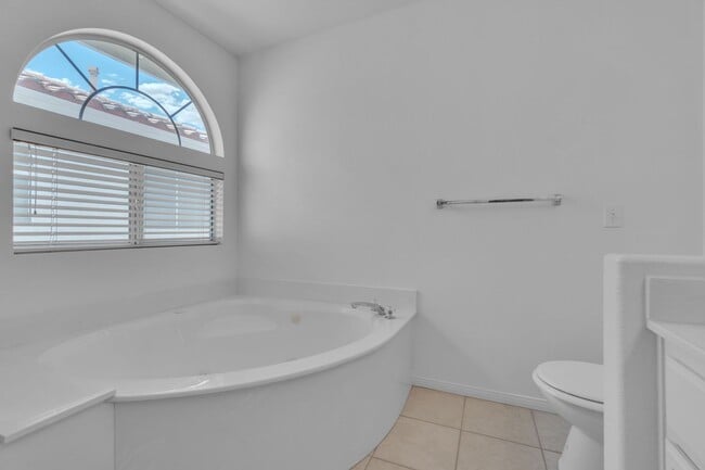 Building Photo - Beautiful Home in West with 4 bedrooms/3 b...