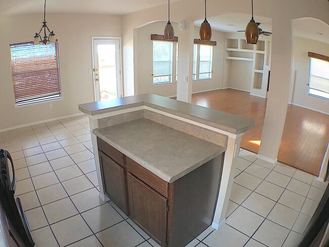 Building Photo - Northeast/Mesquite Hills 3Bed/2.5bath Refr...