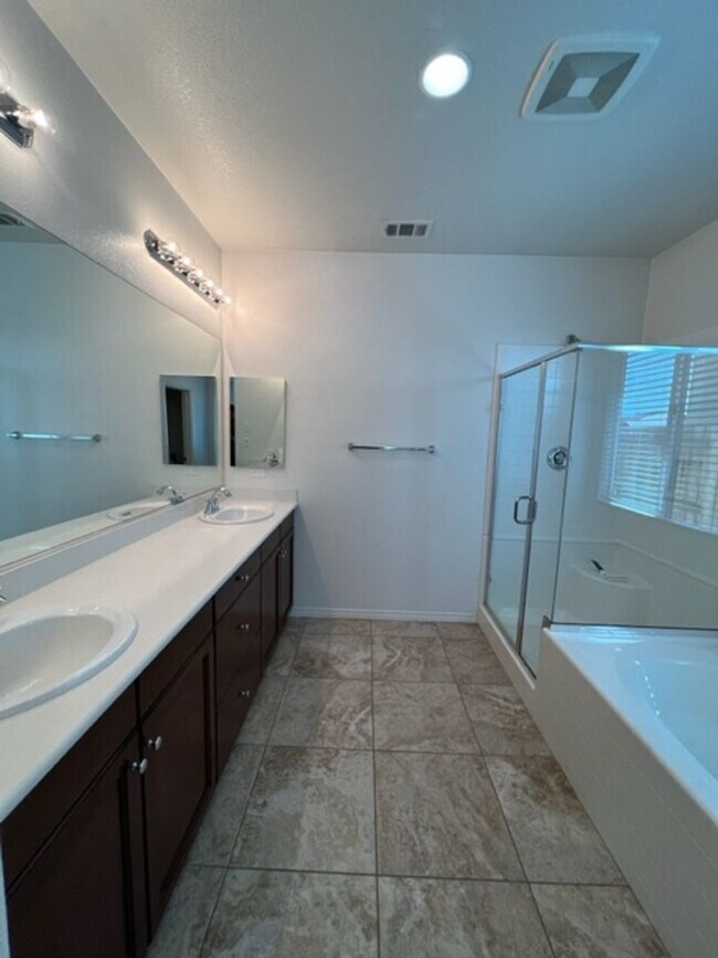 Building Photo - Stunning SW Home with Sun Run Solar!