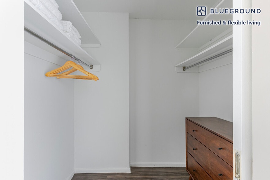 Building Photo - 3450 N Lake Shore Dr