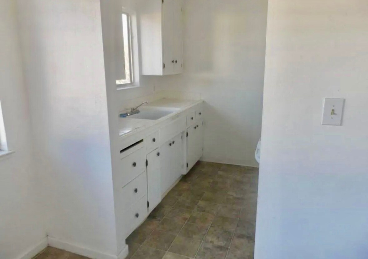 Building Photo - 1331 Pinetree Dr