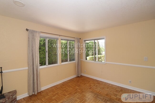 Building Photo - 3 Bedroom 2 Bathroom in Country Estates
