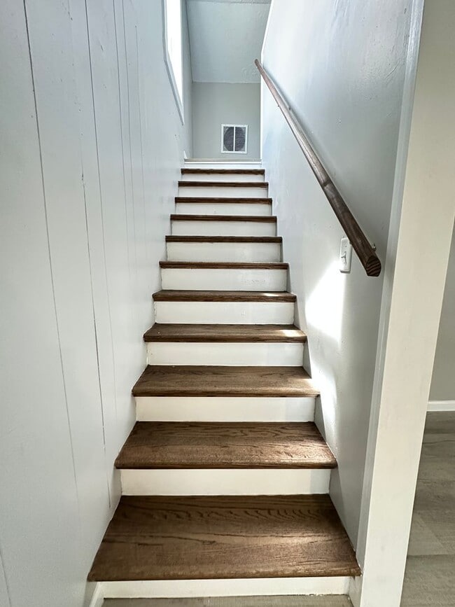 Building Photo - Fully Renovated 2 Bed / 2 Bath Home — Modern Finishes, Large Yard, Move-In Ready NOW!