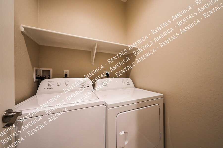 Building Photo - 1406 W Main St