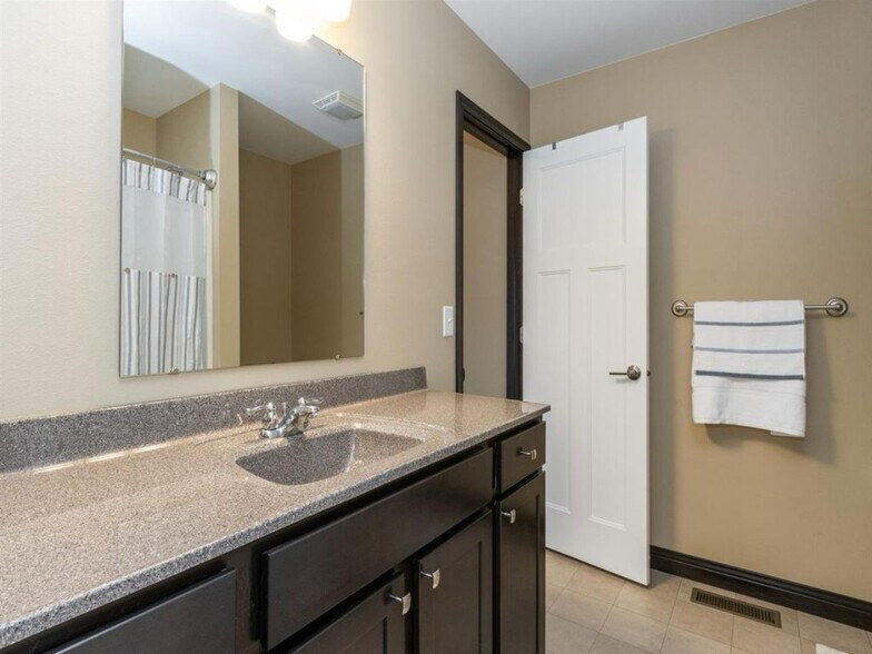 Guest bathroom 1 - 735 Mission Point Rd