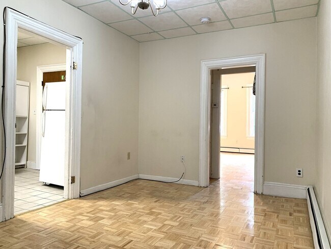 Building Photo - 12 Evergreen Square