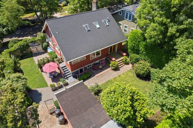 Building Photo - Updated 1926 4-bdrm/3-bath Sellwood bungal...