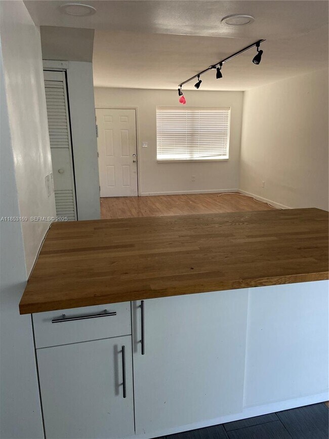 Building Photo - 1350 NE 119th St