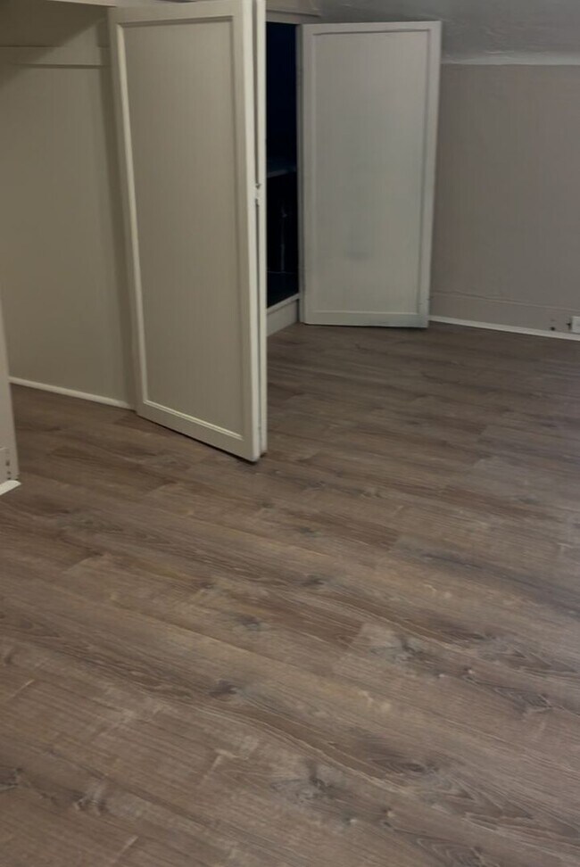 Building Photo - 1st month free w/ 2 or 3 year lease on lar...