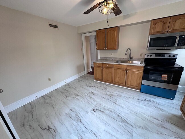 Building Photo - 134 King St