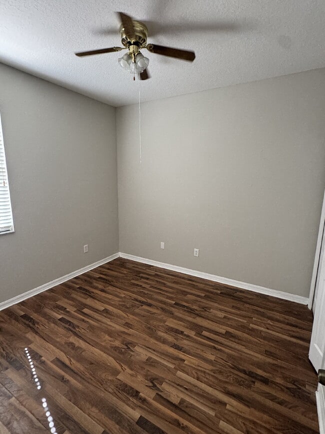 Building Photo - "Charming 3-Bed Oasis in Tampa's Heart – Spacious 1,443 Sq. Ft. with 2.5 Baths!"