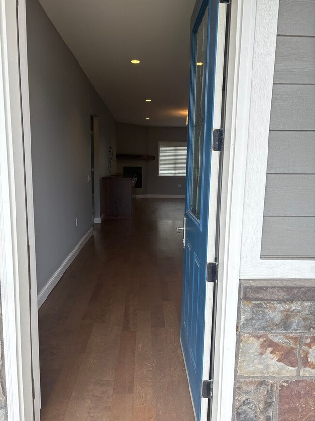Building Photo - Welcome to your new home in the heart of S...