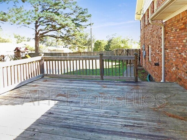 Building Photo - 2247 Sherrlyn Dr N