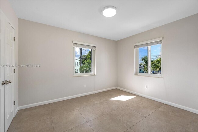 Building Photo - 930 SW 24th Ct