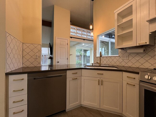 Building Photo - Stunning Lake Oswego Home with Outdoor Retreat, Vaulted Ceilings & Walk-In Closet