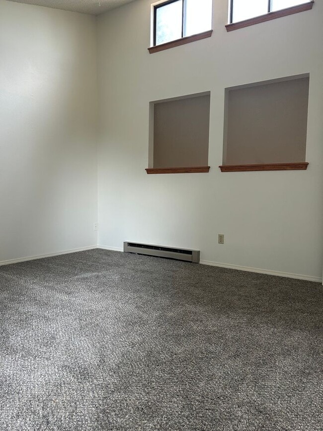 Building Photo - $1600/Month 1 Bed/ 1 Bath Townhome in Vill...