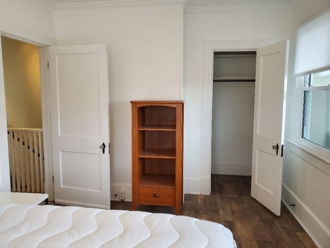 Building Photo - Beautiful 2BR/1BA Apartment with Utilities Included – Prime Downtown Location