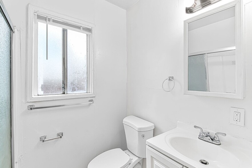 Building Photo - 530 W 9th St