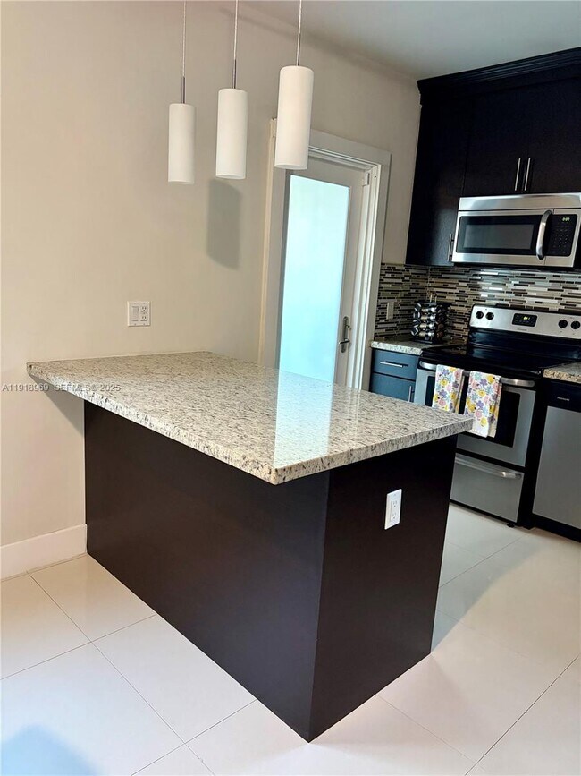 Building Photo - 1435 SW 16th St