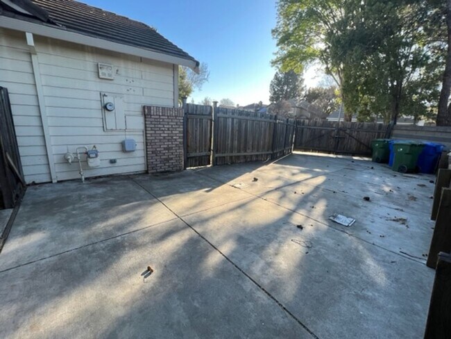 Building Photo - Charming 3 Bedroom 2 Bath with Large Backyard on Corner lot