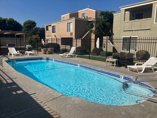 Building Photo - Great One Bedroom Condo in Monterey
