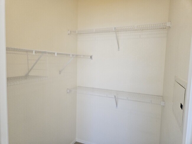 Building Photo - 2 Bed 1.5 Bath 2nd Floor Condo, 1-Car Garage