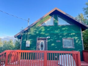 Building Photo - Cute Cabin style home!