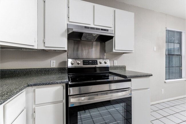 Building Photo - 927 W Formosa Blvd