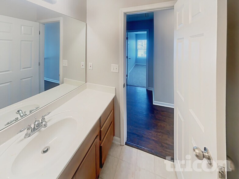 Building Photo - 5517 Village Trace