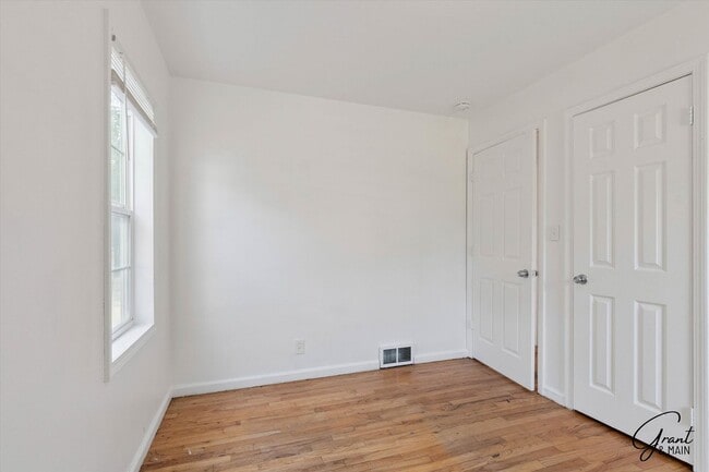 Building Photo - $1350 3 bedroom bungalow Eastpointe