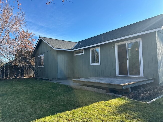 Building Photo - Ranch Style Home in NE Bend!  Fenced in backyard!