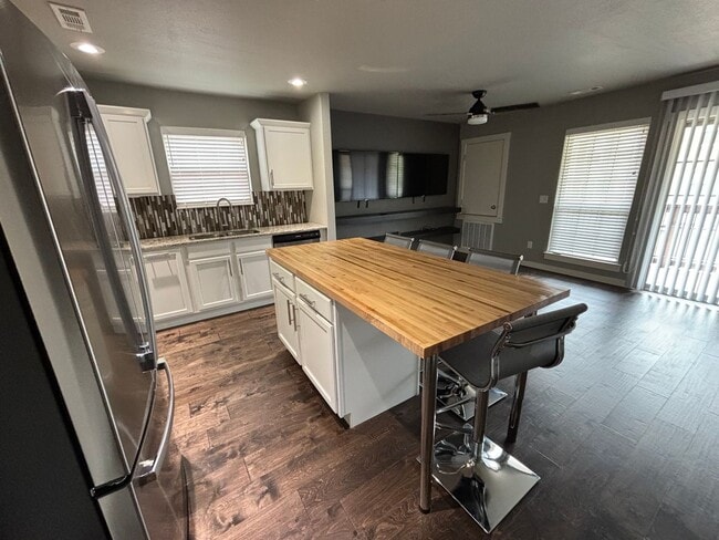 Building Photo - Great Townhouse!! Great Location!!