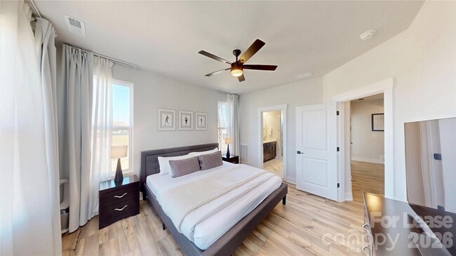 Building Photo - 3606 S Tryon St