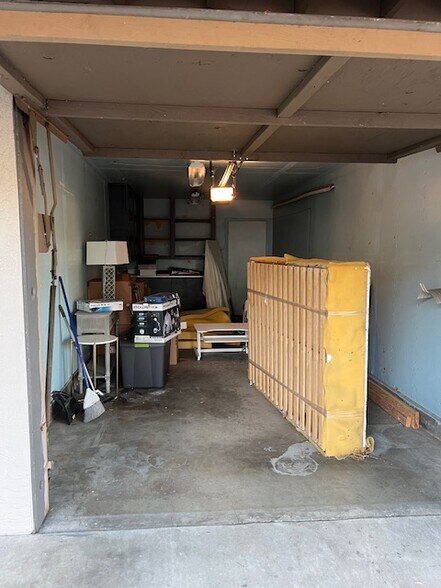 Garage - 3847 Vineyard Ave