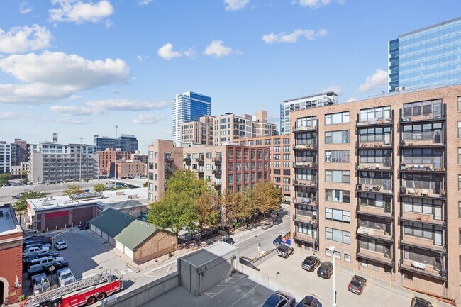 Building Photo - 333 S Desplaines St