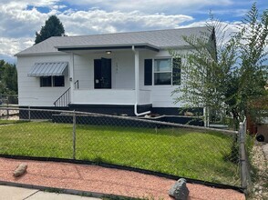 Building Photo - LOCATION LOCATION!! 4-bed 2-bath home loca...